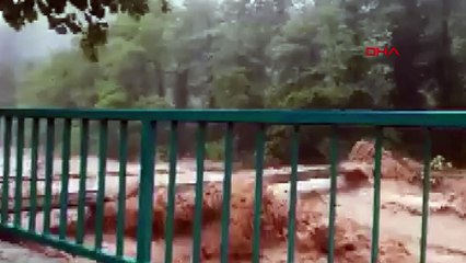 Rize'deki selde iple kurtarma anları