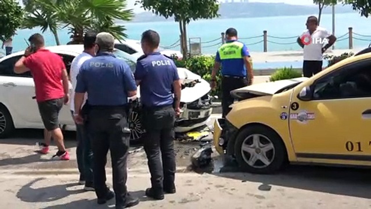 Taksiyle otomobil kafa kafaya çarpıştı: 3 yaralı