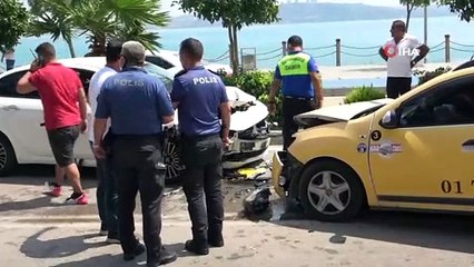 Taksiyle otomobil kafa kafaya çarpıştı: 3 yaralı