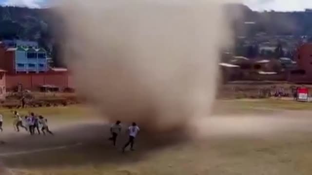 Un torbellino de polvo sorprende a unos futbolistas bolivianos