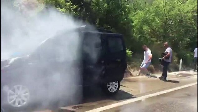 AMASYA - Seyir halindeyken alev alan hafif ticari araç yandı