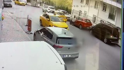 Video herunterladen: Esenyurt'ta yola fırlayan çocuğa taksinin çarptığı anlar güvenlik kamerasınca kaydedildi