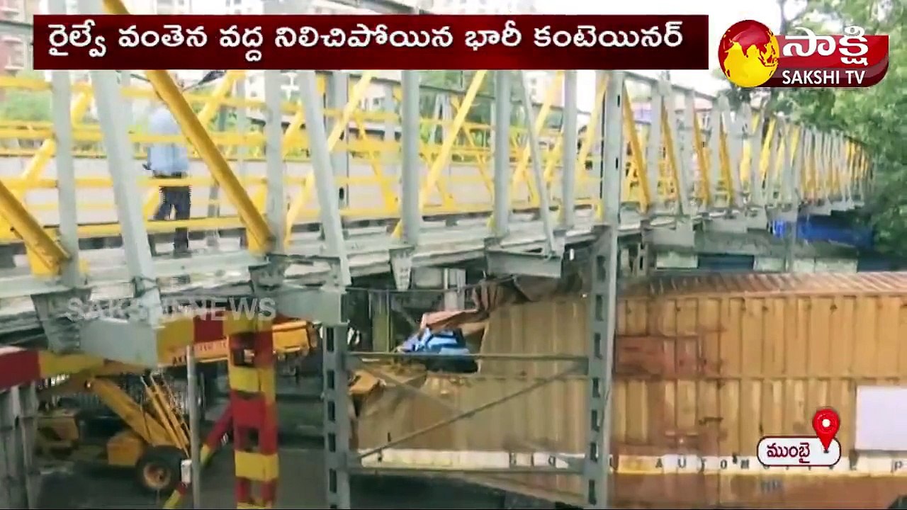 రైతు వంతెన వద్ద ఇరుక్కుపోయిన భారీ కంటెయినర్ : ముంబై