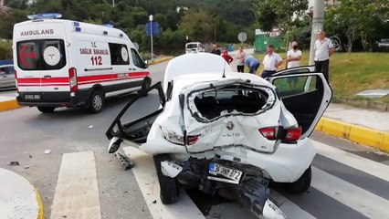 KOCAELİ - Panelvan ile otomobil çarpıştı: 3 yaralı