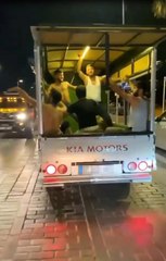 KAMYONET KASASINDA DANS EDEN GENÇLERİN TEHLİKELİ YOLCULUĞU KAMERADA