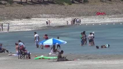 YASAĞA RAĞMEN SALDA GÖLÜ KIYISINDA NARGİLE İÇİP, ÇAMUR BANYOSU YAPTILAR