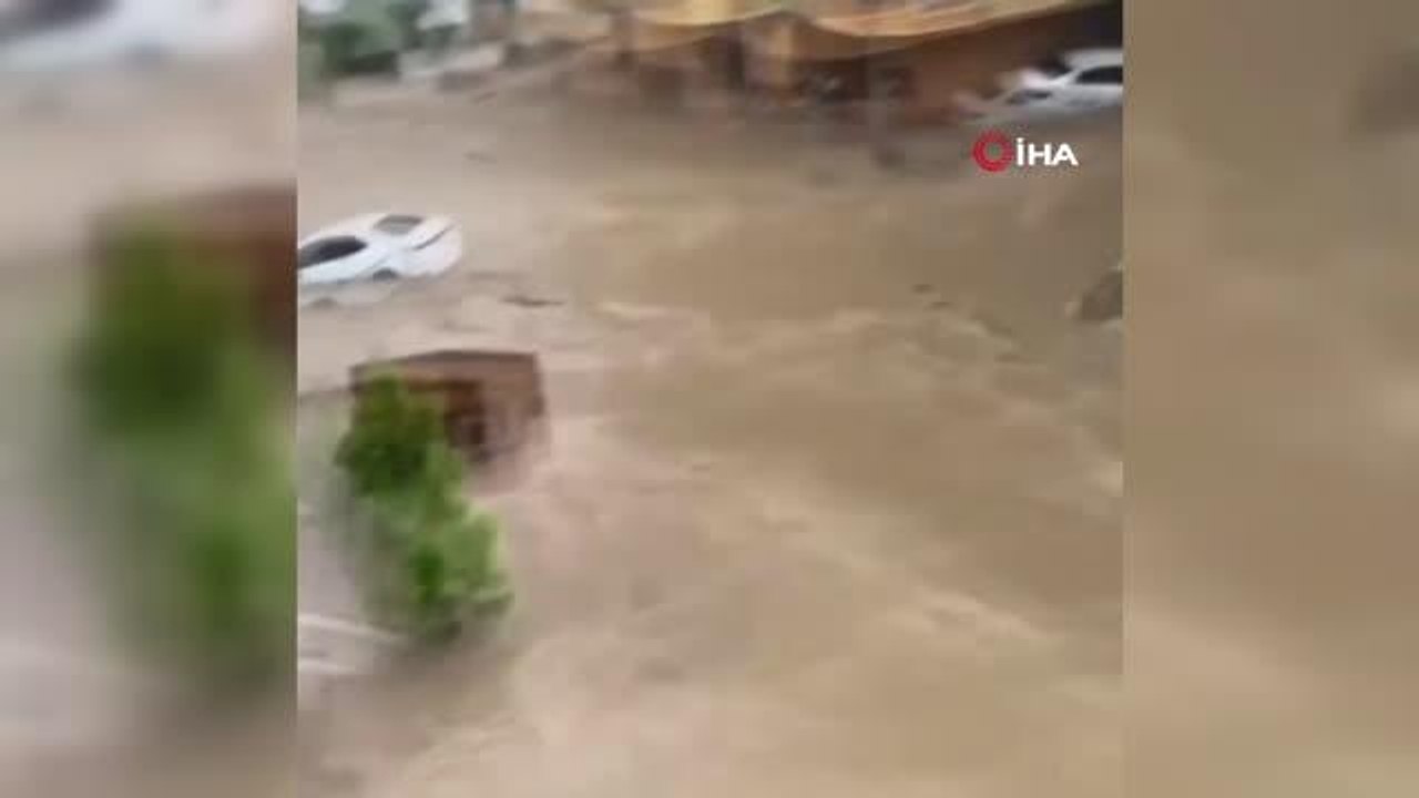 Otomobiller sel suları altında kaldı...Mahsur kalan vatandaşlar botlarla kurtarıldı