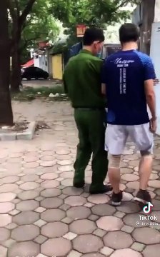 Người đàn ông chạy bộ, không đeo khẩu trang