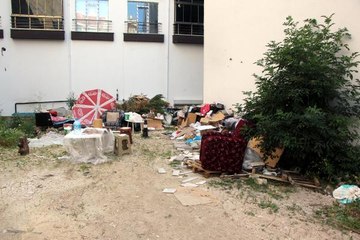 APARTMANIN YANINDA TOPLADIĞI ÇÖPLERİN ATILMASINI ENGELLEMEYE ÇALIŞTI