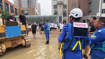 تشنغتشو الصينية تلملم حطامها بعدما أودت أمطار قياسية بحياة العشرات