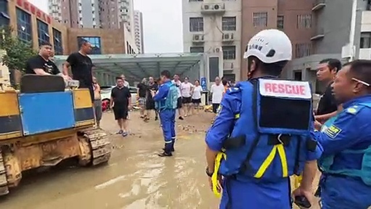 تشنغتشو الصينية تلملم حطامها بعدما أودت أمطار ق...