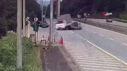 Seyir halindeki kamyonete böyle çarptı