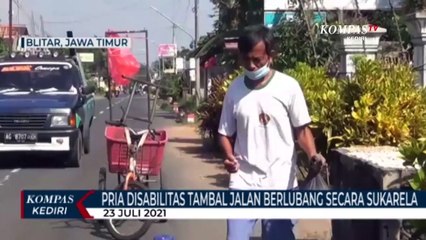 Meski Alami Keterbatasan Fisik, Pria Ini Dengan Sukarela Menambal Jalan Berlubang