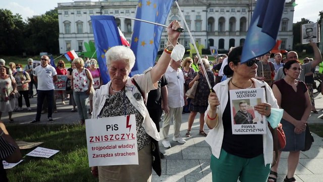Брюссель и Варшава спорят о приоритете судов