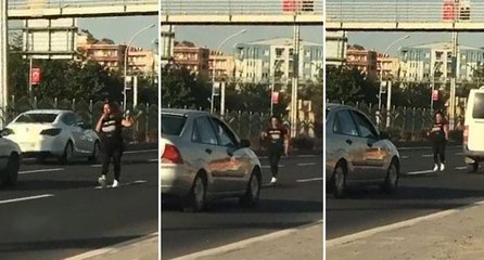 Karayolunda dans etti, trafiği tehlikeye soktu