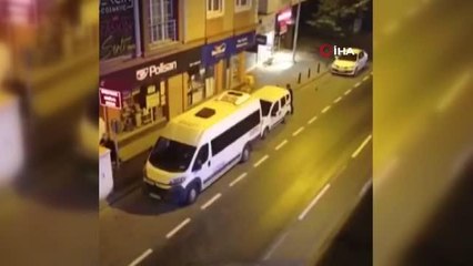 Ümraniye'de bıçaklı dehşet kamerada: Önce annesini bıçakladı, ardından polislere saldırdı