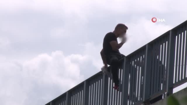 Köprü korkuluklarına çıkan şahıs sigara ile intihardan vazgeçti