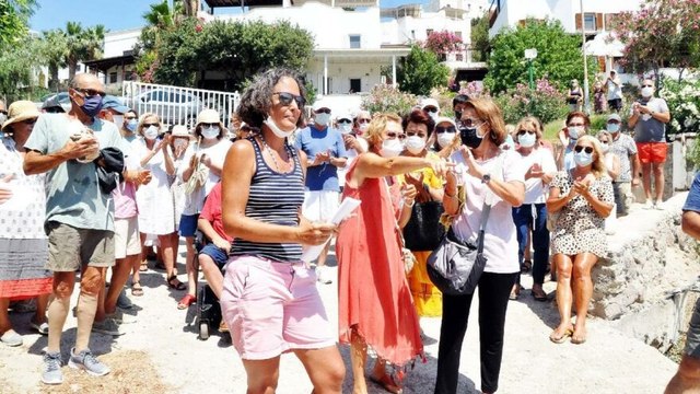 Evlerine girebilmek için 2.5 km yol yürüyorlar! İsyan ettiler…