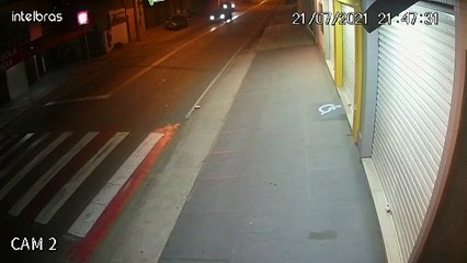 Câmera flagra "voo" de motoboy em acidente durante entrega