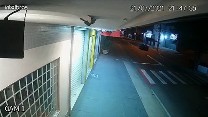 Câmera flagra "voo" de motoboy em acidente durante entrega