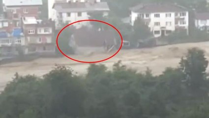 Artvin'de sel dere kenarındaki bir evi böyle önüne katıp götürdü