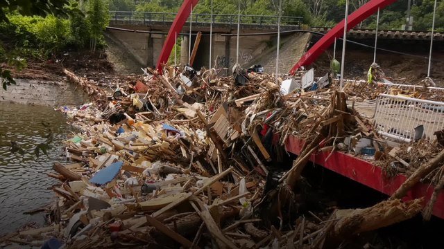 Inondations - Chaudfontaine : un pont déplacé par les déchets et la force de l'eau