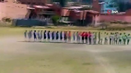 Bolivya’da yerel bir maç sırasında futbol oyuncuları şeytan hortumuna yakalandı