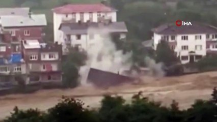 Artvin’in Arhavi ilçesinde dere kenarındaki ev sel sularına böyle kapıldı