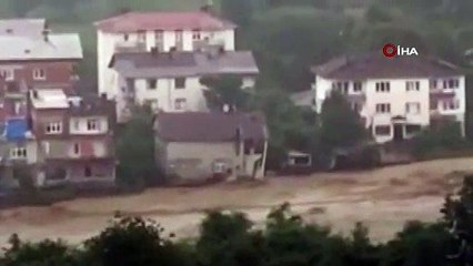 Artvin’in Arhavi ilçesinde dere kenarındaki ev sel sularına kapıldı
