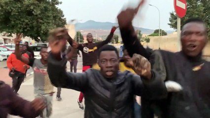 Több mint kétszáz afrikai bevándorlónak sikerült átmásznia a melillai kerítésen