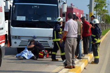 Son dakika haberi... MİDİBÜSLE ÇARPIŞAN MOTOSİKLETTEKİ ANNE ÖLDÜ, OĞLU YARALANDI