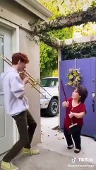 Ce type suite la vie de sa mère avec son trombone et c'est drole