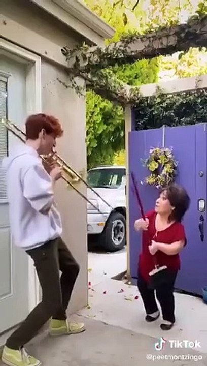 Ce type suite la vie de sa mère avec son trombone et c'est drole