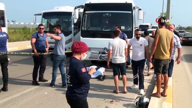 Servis minibüsünün motosiklete çarptığı kazada anne ve oğlunu ölüm ayırdı