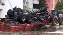 ARTVİN - Arhavi sokaklarında derenin taşması sonucu biriken suyun önemli bölümü tahliye edildi