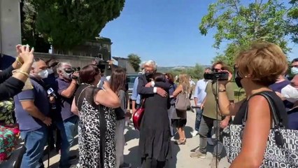 Funerali De Rienzo, commozione e applausi per l'ultimo saluto all'attore