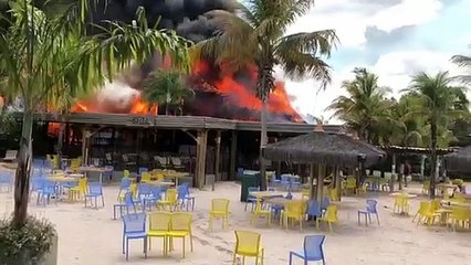 Incêndio de grandes proporções atinge parque aquático Hot Park, em Rio Quente