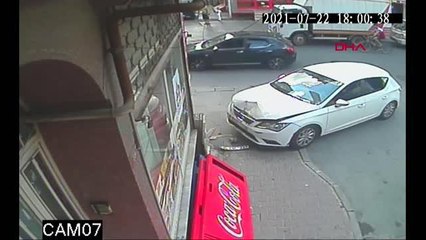 İSTANBUL BAHÇELİEVLER'DE OTOMOBİLİN DOĞALGAZ KUTUSUNA ÇARPTIĞI ANLAR KAMERADA