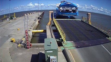 Quand un ferry rate sa marche arrière ça fait mal