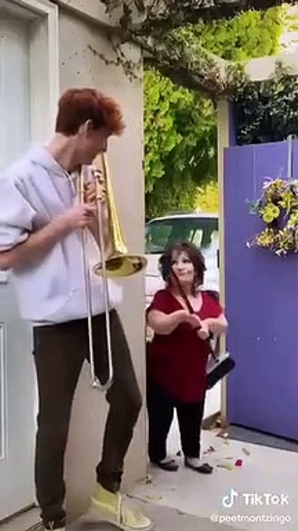 Il bruite la vie de sa mère avec son trombone et c'est hilarant - Vidéo  Dailymotion