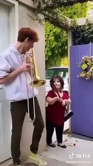 Il bruite la vie de sa mère avec son trombone et c'est hilarant