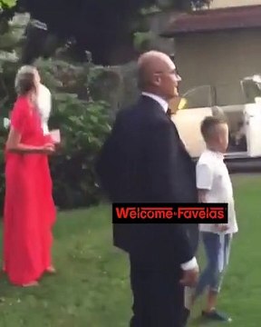 Il utilise un canon à confettis pendant un mariage et frôle le drame...