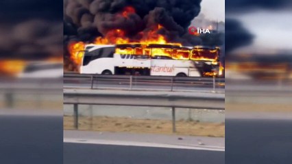 Seyir halindeki yolcu otobüsü alev alev yandı