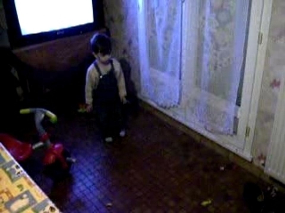 lucas 20 mois joue au foot