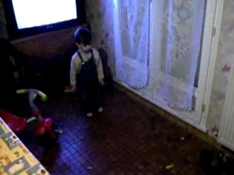 lucas 20 mois joue au foot