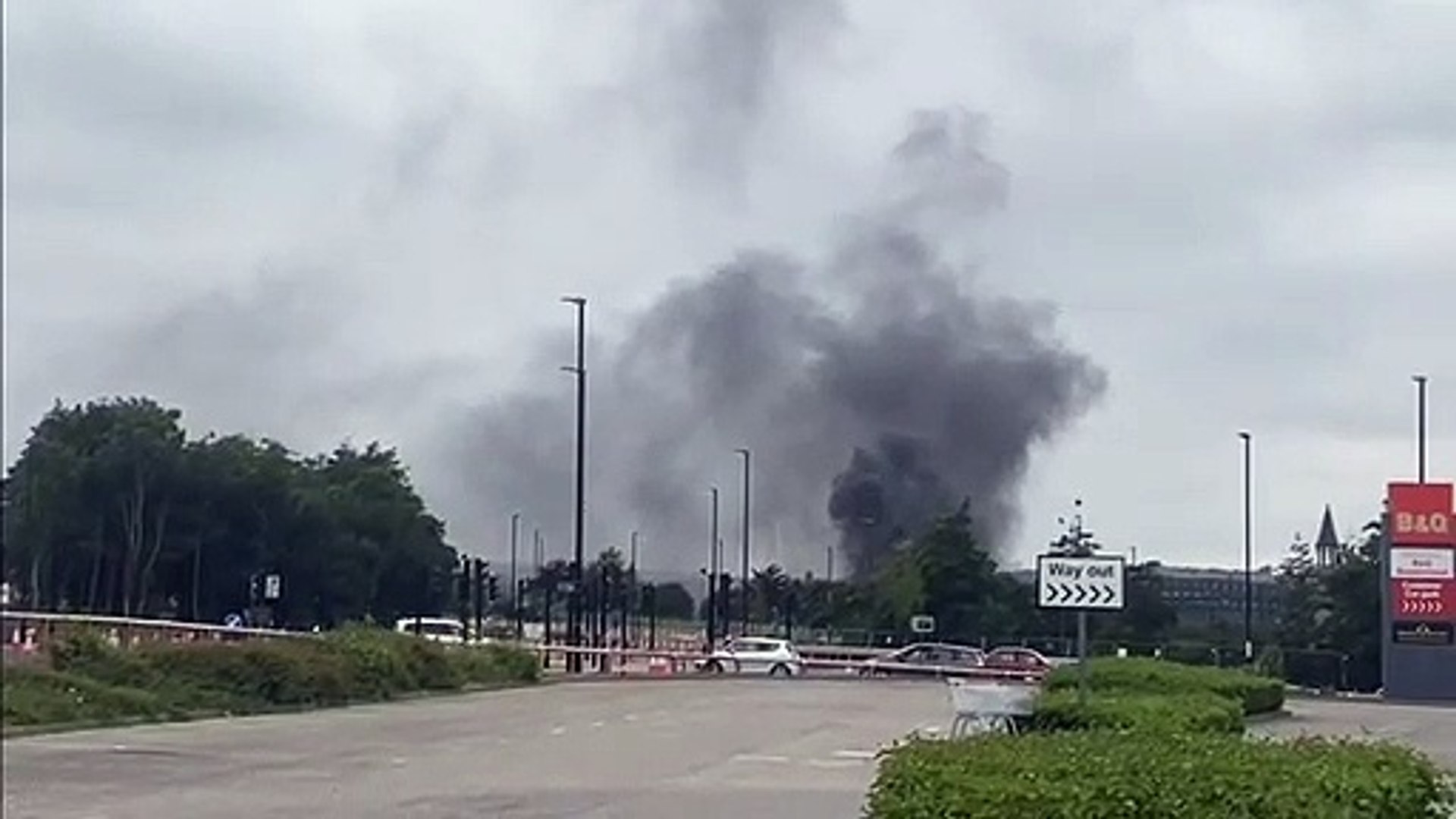 Clouds of black smoke caused by blazes as Sunderland fire crews are called  to two neighbouring incidents in space of a few minutes - video Dailymotion