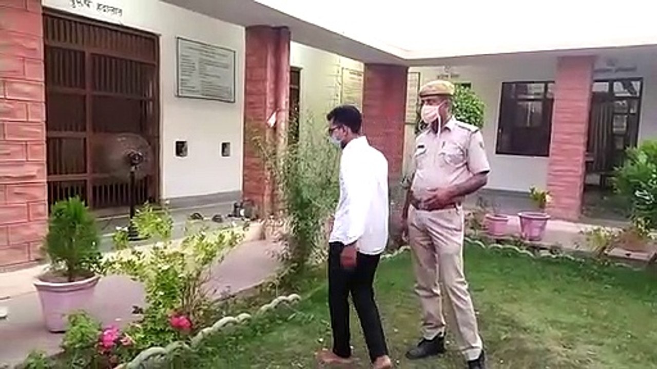 चाबी खोने के विवाद में दोस्त ने सेवानिवृत्त बैंककर्मी की हत्या कर सीवरेज में डाल लगाई थी आग