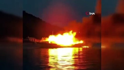 Antalya’da 17 metrelik tur teknesi alev alev yandı