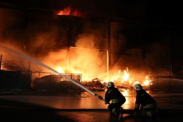 Antalya'da plastik fabrikasında yangın devam ediyor