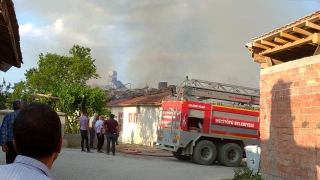 Çorum'da yangın: 1 ev ve samanlık yandı